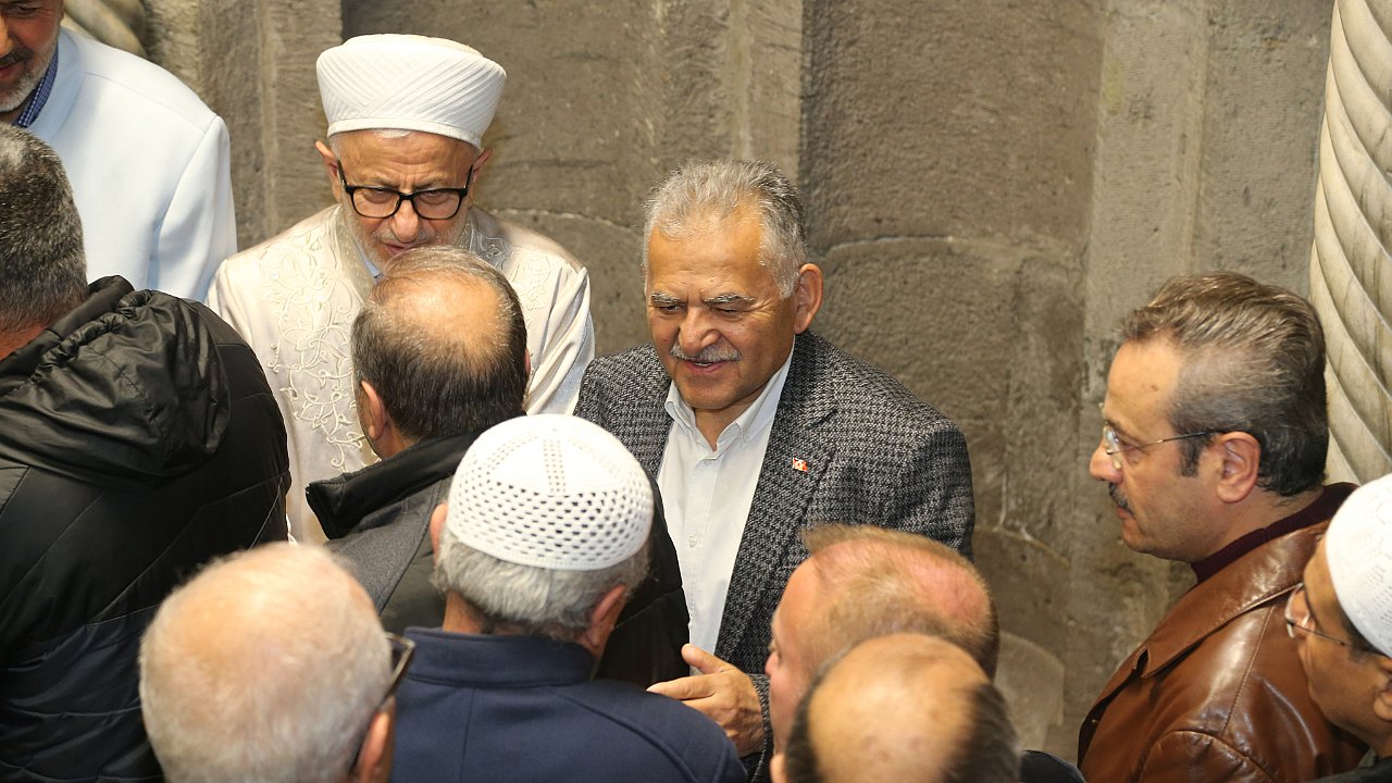 Başkan Büyükkılıç, Bayram Namazı Sonrası Vatandaşla Bayramlaştı