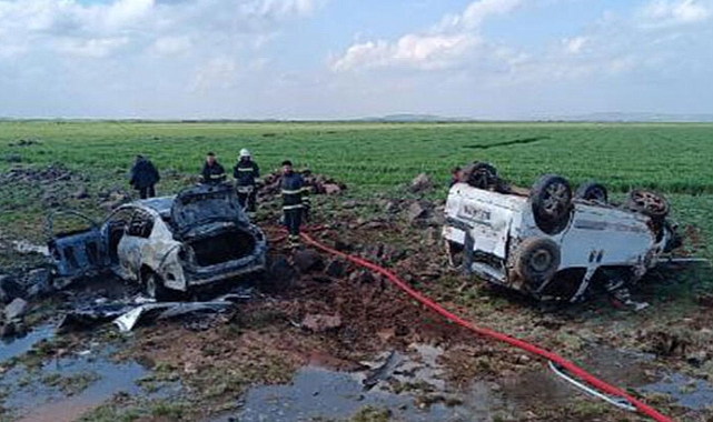 Diyarbakır'da sürücüleri yarışan hafif ticari araç ile otomobil çarpıştı: 5 yaralı