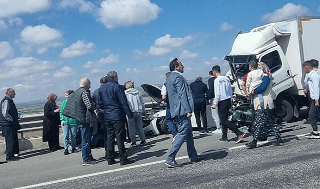 Emniyet şeridinde patlayan lastiği değiştirirken kamyonet çarptı: 1 ölü, 3 yaralı