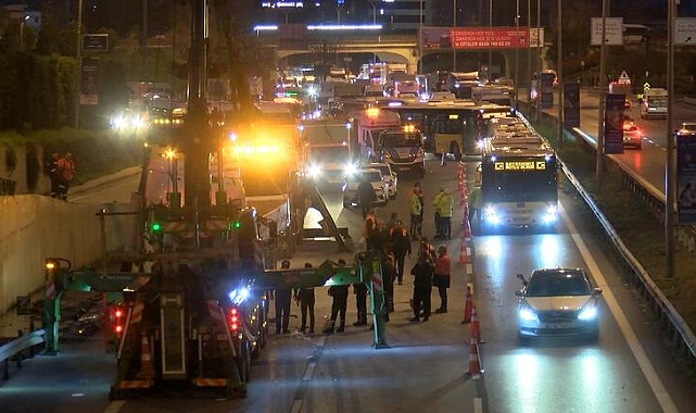 Maltepe'de mermer yüklü TIR D-100 Karayolu'na uçtu: 1 yaralı