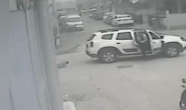 Yolun karşısına geçmek isteyen çocuğa cipin çarpması kamerada