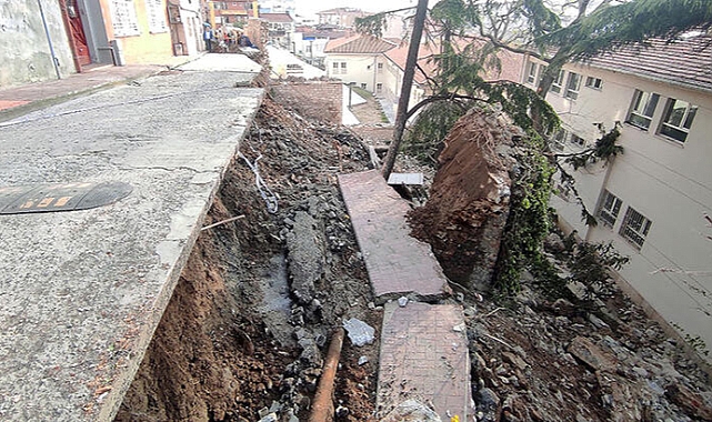 Beyoğlu'nda istinat duvarı okulun bahçesine çöktü, 3 bina boşaltılarak mühürlendi