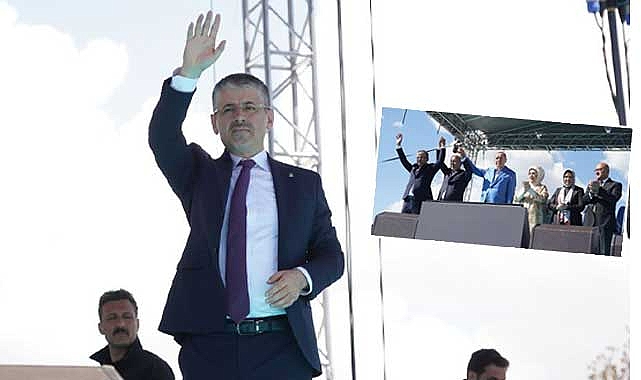 Çopuroğlu, Tarihi Mitingde Vatandaşları Selamladı