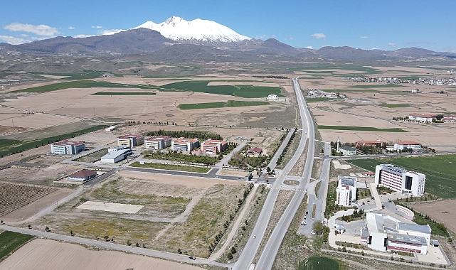 Dedemen Tarımdan Kayü-Develi Seyrani Kampüsü Örnek Elma Bahçesine İlaçlama Desteği