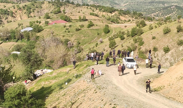 Diyarbakır'da minibüs şarampole devrildi: 2 ölü, 13 yaralı