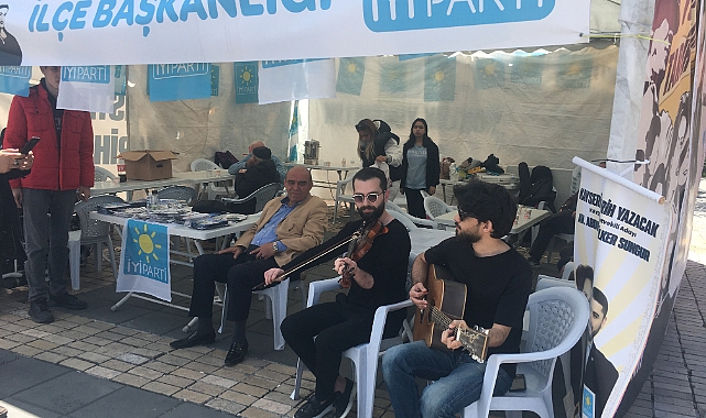 İyi Parti Seçim Çadırı önünde konser veren sokak müzisyenleri, gençlerin büyük ilgisini çekiyor
