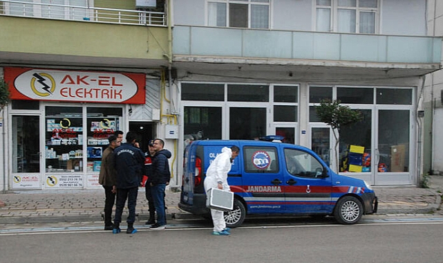 Oğlu işteyken gelinin evine gelen esnafı bıçaklayarak öldürdü