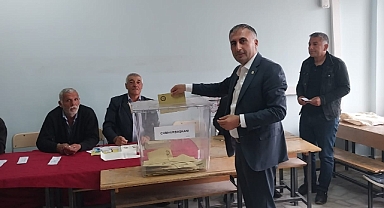 Sarız Belediye Başkanı  Baki Bayrak, oyunu kullandı