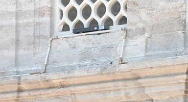 263 Yıllık Ayazma Cami'nde plastik borulu aydınlatma sorunu