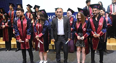 55 yaşında gazetecilik bölümünden mezun oldu