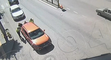 Amasya'da yol ortasında bozulan aracı trafik polisleri itti