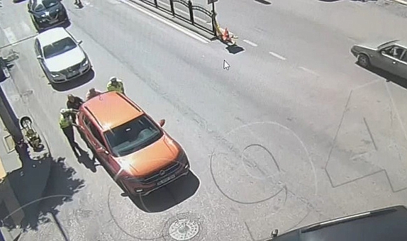 Amasya'da yol ortasında bozulan aracı trafik polisleri itti