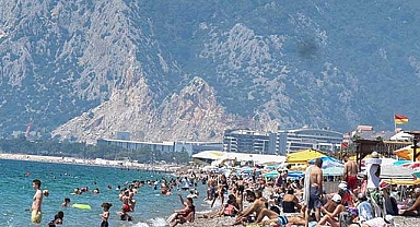 Antalya'da artan sıcaklık sahilleri doldurdu