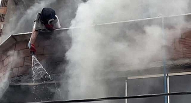 Arnavutköy'de çıkan yangına mahalle sakinleri kova ve hortumla müdahele etti