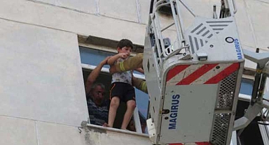 Ataşehir'deki yangında insanlar pencerelerde kurtarılmayı bekledi