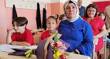 Aynı okulda olan 11 ikiz, karnelerini aldı