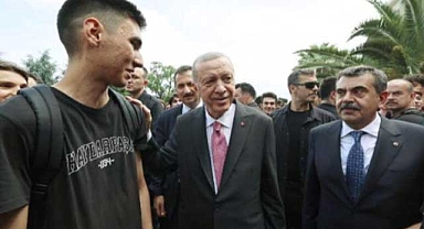 Cumhurbaşkanı Erdoğan öğrencilerin karne heyecanına ortak oldu