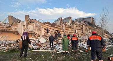 Enkazdan 53 saat sonra kurtulan Ali, kendisini kurtaran kahramanlar ile buluştu