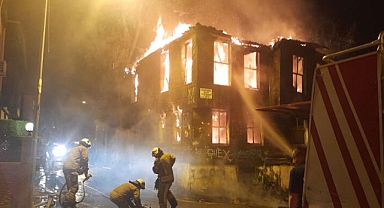 Fatih'te 2 katlı ahşap bina alev alev yandı