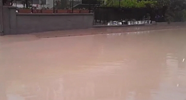 Kayseri'de Caddeler Göle Döndü! Evlere Su Bastı (Video Haber)