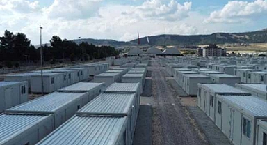 Konutların oluştuğu deprem bölgesinde çadırlar boşalıyor