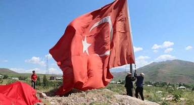 Korucu eşini kaybettikten sonra bayrak nöbetini tutmaya devam etti