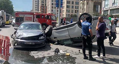 Otomobil kazasınında yaralanan çocuğu güneşten korumak için seferber oldular