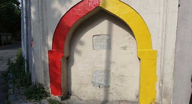 Tarihi çeşmeyi sarı kırmızı renge boyadılar