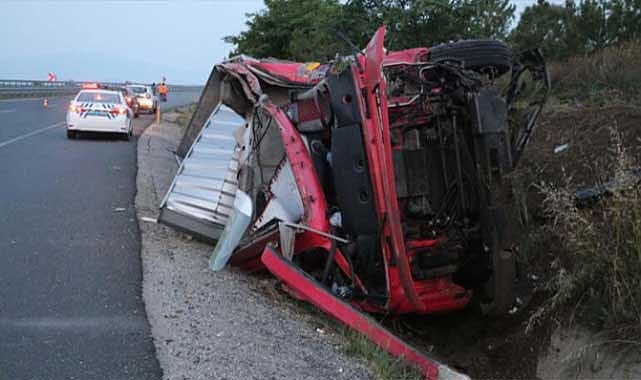 Ters şeritten giden tır, yolcu otobüsüne çarptı