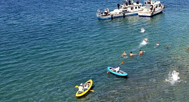 Van Gölü'ne uçan otomobildeki 2 kişi...