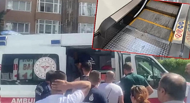 6 yaşındaki çocuğun parmağı yürüyen merdivenlere..