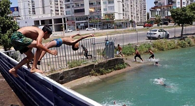 Adana'da Çocuklar Soluğu Sulama Kanallarında Aldı