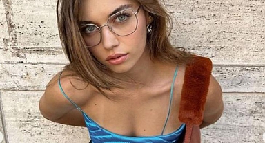 Afra Saraçoğlu'nun yorgana benzetilen büstiyeri gündem oldu