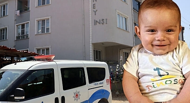 Ana kucağından düşüp nefessiz kalan 7 aylık bebek..