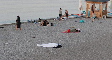 Antalya'lı Soluğu Plajda Aldı!
