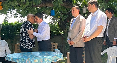 Bakan Yumaklı'dan saman balyaları ile F-16'ları engelleyen çiftçiye ziyaret