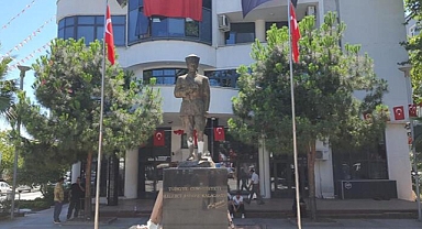 Balyozla Atatürk heykeline saldıran şüpheli..