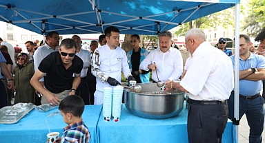 Başkan Palancıoğlu Vatandaşlar'a Aşure İkram Etti.