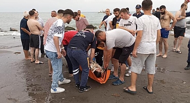 Denizde boğulma tehlikesi geçirip 1 saat yüzeyde kalmayı başaran 3 genci polis kurtardı