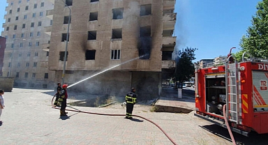 Depremde ağır hasar gören boş binada..