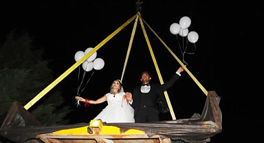 Gelin ile damat düğün alanına vinçle..