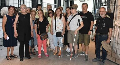 Görmesekte Eserlere Dokunuyoruz..