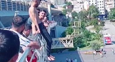 Haliç Metro Köprüsünde metrelerce yükseklikten denize atladılar