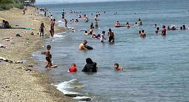 İzmirliler sıcakta denize girdi