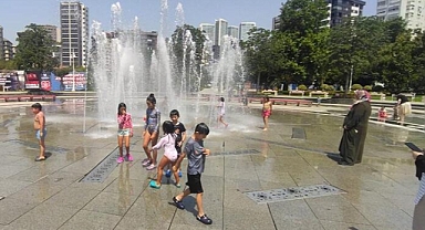 Kadıköy'de çocukların serinleme keyfi