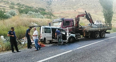 Kayseri'de vinçli kamyon ile hafif ticari araç çarpıştı: 1 ölü, 1 yaralı