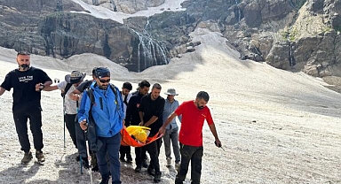 Kırılan buzulların arasına düşüp kaybolan 2 kişi..