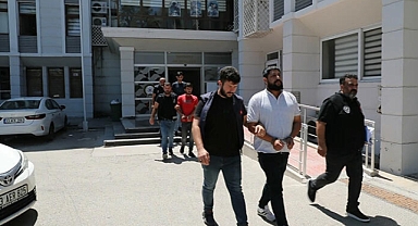 Mersin'de 3 aracı kundaklayan şüpheliler..