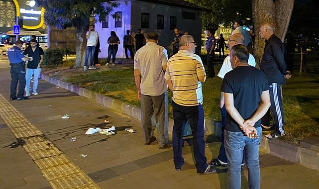 Parkta oturanlara otomobilden tüfekle ateş açıldı: 3 yaralı