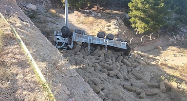 Saman yüklü kamyon 10 metreden düştü..